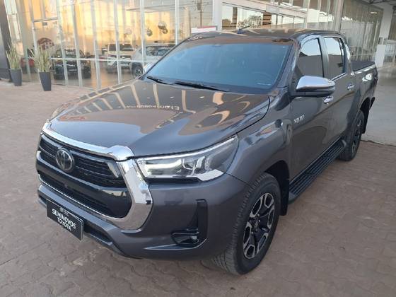TOYOTA HILUX 2.8 D-4D TURBO DIESEL CD SRX 4X4 AUTOMÁTICO TOYOTA HILUX 2.8 D-4D TURBO DIESEL CD SRX 4X4 AUTOMÁTICO